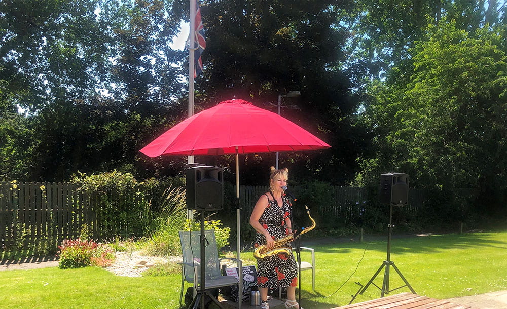 Lizzi - The Myton Hospices - Warwick - Leamington Spa - Rugby - Coventry - Music - Performance - Lockdown - Saxophone