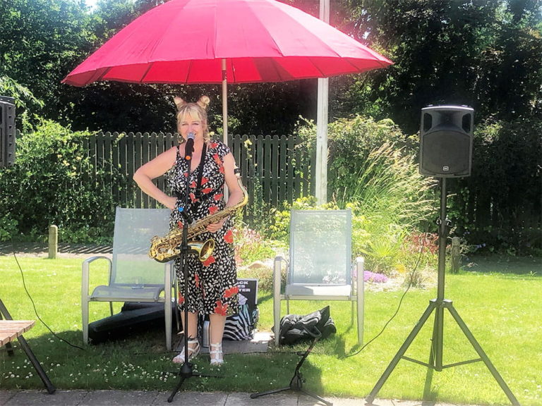 Lizzi - The Myton Hospices - Warwick - Leamington Spa - Rugby - Coventry - Music - Performance - Lockdown - Saxophone